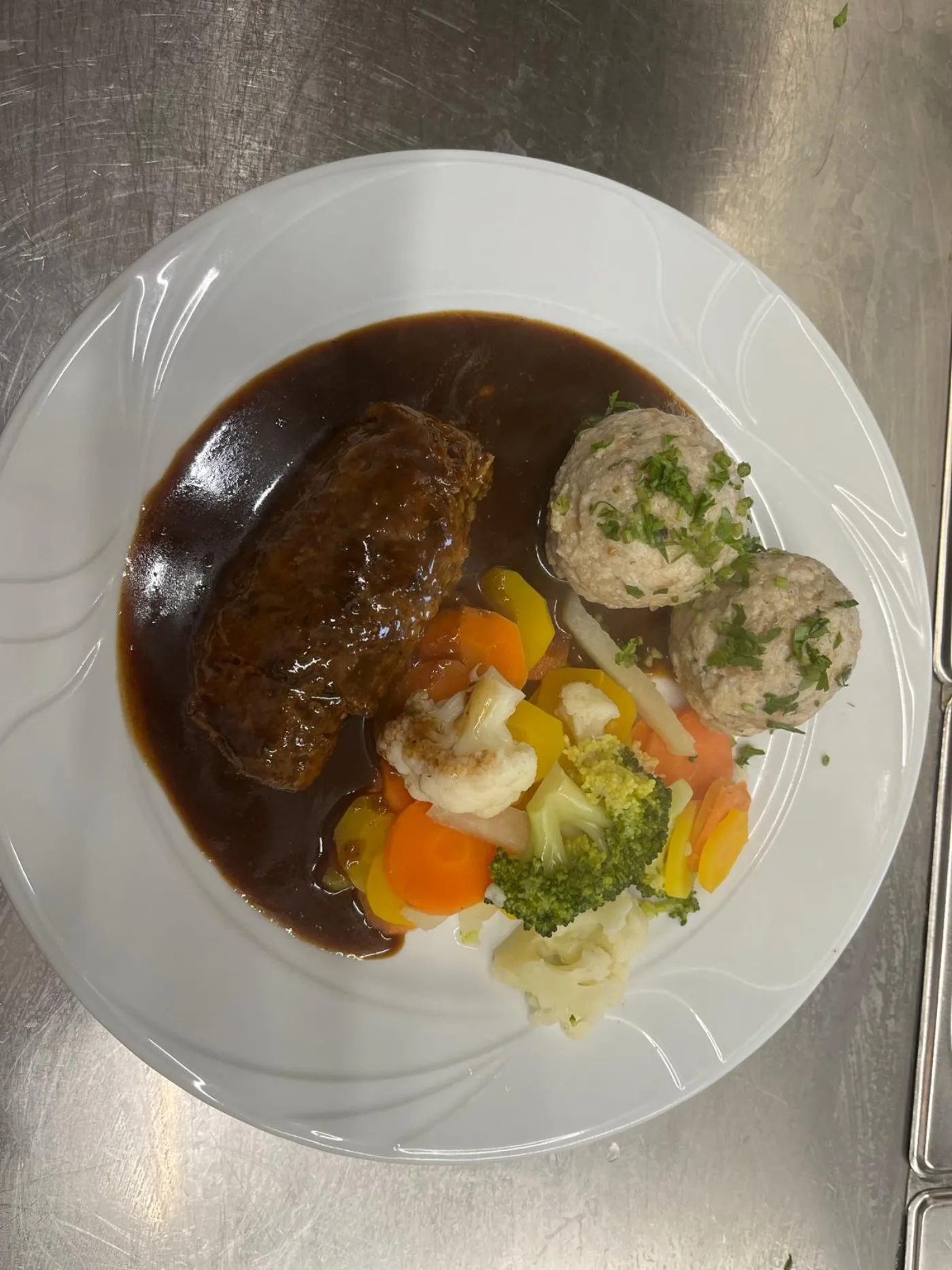 Hausgemachte Rindsroulade mit Knödel im Wirtshaus zur Sonne