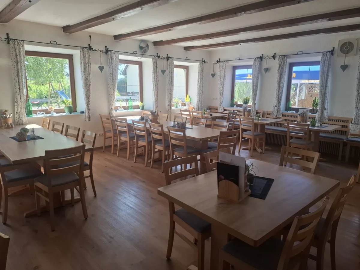 Helle, gemütliche Gaststube im Wirtshaus zur Sonne in Epfach